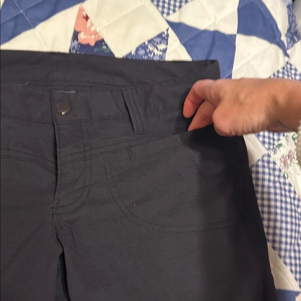 Athleta Charcoal flared Pants. Zippered pocket on lower leg. Side pockets - Picture 4 of 4